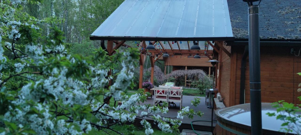 Forest House With Outdoor Hot Tub Jūrkalne Kültér fotó